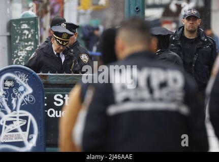 New York, Usa. 12. April 2022. Eine große Präsenz von Polizisten der NYPD und Feuerwehrleuten der FDNY-Polizei umgibt einen U-Bahn-Eingang in der Nähe, in der mindestens zehn Personen nach einer Schießerei in einer U-Bahn-Station auf der 4. Avenue im Sunset Park von Brooklyn am Dienstag, dem 12. April, 2022 in New York City. Mindestens zehn Menschen wurden in einer U-Bahnstation in Brooklyn von einem Mann in einer Gasmaske und einer orangefarbenen Weste angeschossen und Dutzend verletzt. Foto von John Angelillo/UPI Credit: UPI/Alamy Live News Stockfoto