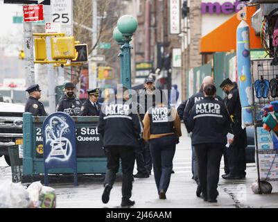 New York, Usa. 12. April 2022. Eine große Präsenz von Polizisten der NYPD und Feuerwehrleuten der FDNY-Polizei umgibt einen U-Bahn-Eingang in der Nähe, in der mindestens zehn Personen nach einer Schießerei in einer U-Bahn-Station auf der 4. Avenue im Sunset Park von Brooklyn am Dienstag, dem 12. April, 2022 in New York City. Mindestens zehn Menschen wurden in einer U-Bahnstation in Brooklyn von einem Mann in einer Gasmaske und einer orangefarbenen Weste angeschossen und Dutzend verletzt. Foto von John Angelillo/UPI Credit: UPI/Alamy Live News Stockfoto