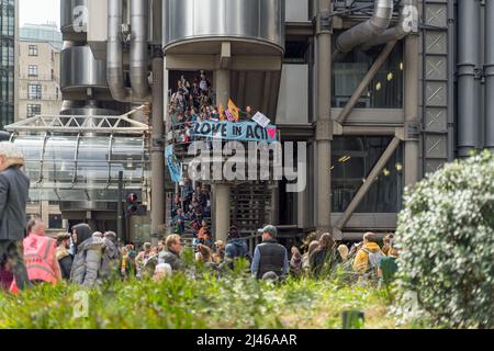 Extinction Rebellion Protest auf den Stufen des Lloyds-Gebäudes in der City of London, um das Bewusstsein für den Klimawandel zu schärfen. London - 12.. April 2022 Stockfoto