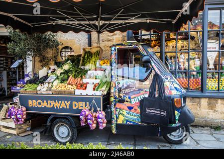 Obst und Gemüse werden kunstvoll vor einem Delikatessengeschäft in der Cotswold-Stadt Broadway in Worcestershire präsentiert. Stockfoto