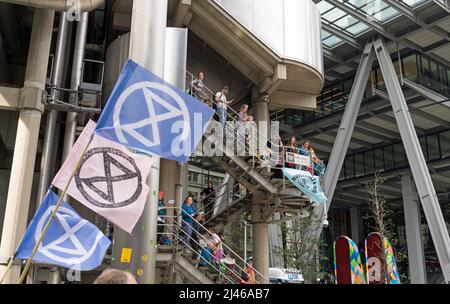 Extinction Rebellion Protest auf den Stufen des Lloyds-Gebäudes in der City of London, um das Bewusstsein für den Klimawandel zu schärfen. London - 12.. April 2022 Stockfoto