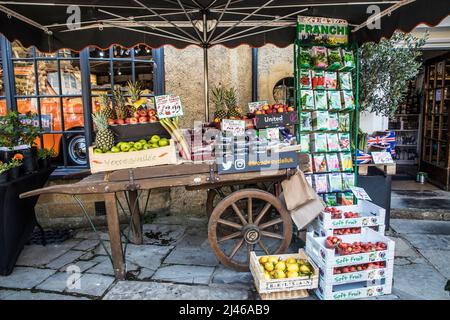 Frisches Obst und Gemüse wird kunstvoll vor einem Delikatessengeschäft in der Cotswold-Stadt Broadway in Worcestershire präsentiert. Stockfoto