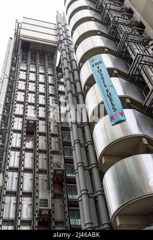 Extinction Rebellion Protest auf den Stufen des Lloyds-Gebäudes in der City of London, um das Bewusstsein für den Klimawandel zu schärfen. London - 12.. April 2022 Stockfoto