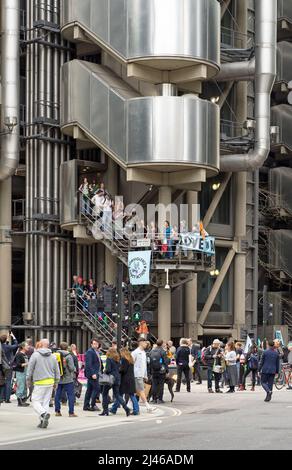 Extinction Rebellion Protest auf den Stufen des Lloyds-Gebäudes in der City of London, um das Bewusstsein für den Klimawandel zu schärfen. London - 12.. April 2022 Stockfoto