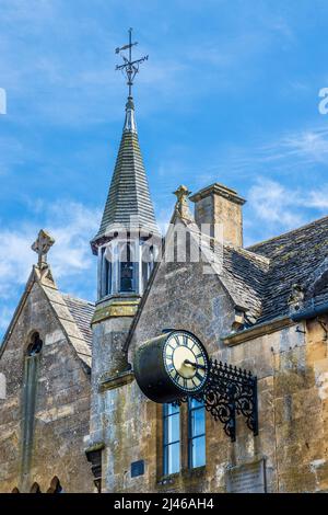 Das Old School House in der Cotswold-Stadt Broadway in Worcestershire. Die Uhr wurde zum Gedenken an das Jubiläum von Königin Victoria i. errichtet Stockfoto