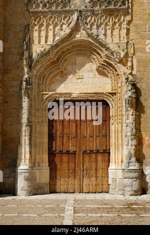 Kunstvoll geschnitzte Tür der Iglesia Parroquial de Santa Eugenia in Becerril de Campos, Kastilien und Leon, Spanien Stockfoto