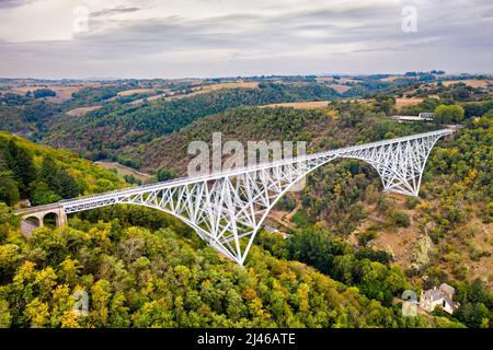 Das Viadukt Viaur, eine Eisenbahnbrücke in Aveyron - Occitanie, Frankreich Stockfoto