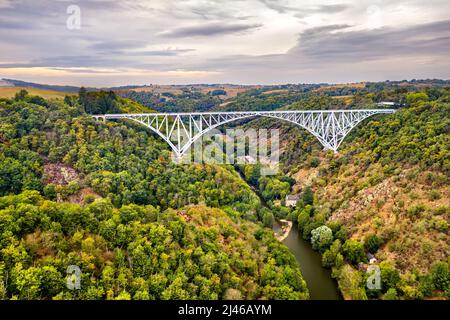 Das Viadukt Viaur, eine Eisenbahnbrücke in Aveyron - Occitanie, Frankreich Stockfoto