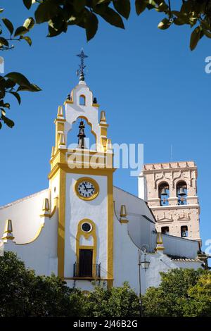 Die Kirche und der Glockenturm von Santa María de la Asunción im Dorf Guadalcanal in der Provinz Sevilla, Andalusien, Spanien Stockfoto