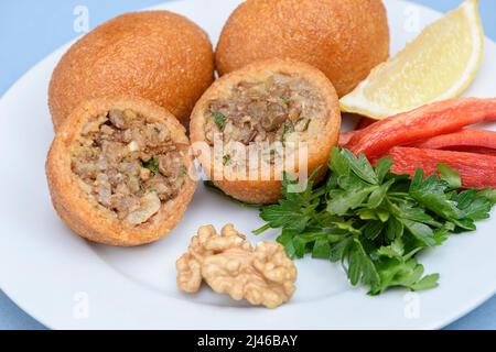 Gefüllte Fleischbällchen, eine traditionelle türkische Delikatesse. Kibbeh ist ein beliebtes Gericht in der nahöstlichen Küche (türkischer Name; icli kofte) Stockfoto