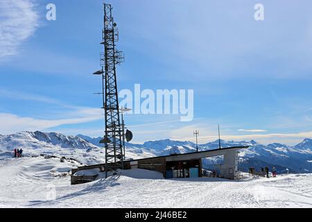 Sender Mast Patscherkofel Berggipfel, steht neben dem Gipfelstube Restaurant, Innsbruck-Igls, Österreichische Alpen Stockfoto