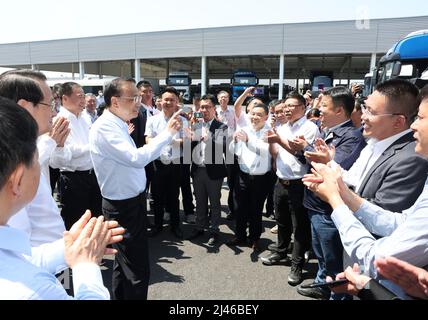 Nanchang, Chinas Provinz Jiangxi. 12. April 2022. Der chinesische Premierminister Li Keqiang, ebenfalls Mitglied des Ständigen Ausschusses des Politbüros des Zentralkomitees der Kommunistischen Partei Chinas, besucht am 12. April 2022 während einer Inspektionsreise durch die ostchinesische Provinz Jiangxi ein Unternehmen, das neue Energiefahrzeuge herstellt. Li machte am Montag und Dienstag eine Inspektionstour durch die Provinz Jiangxi. Quelle: Ding Lin/Xinhua/Alamy Live News Stockfoto