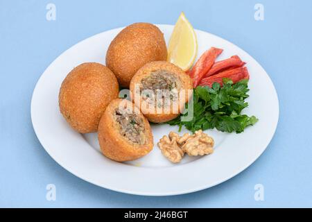 Gefüllte Fleischbällchen, eine traditionelle türkische Delikatesse. Kibbeh ist ein beliebtes Gericht in der nahöstlichen Küche. Stockfoto