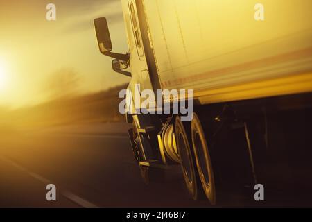 Langstrecken-Versand Mit Semi Truck. Landschaftlich schöner Sonnenuntergang auf einem Highway. Heavy Duty Transport In Ganz Amerika. Stockfoto