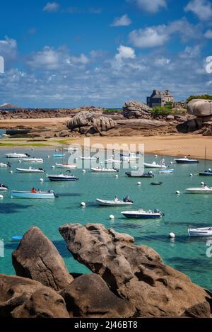 Segelboote und transparentes Wasser am Strand von Coz-Pors in Tregastel, Côtes d'Armor, Bretagne, Frankreich Stockfoto