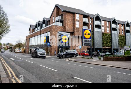 Epsom Surrey London, Großbritannien, April 12 2022, Lidl Supermarket High Street Food Retailer Stockfoto