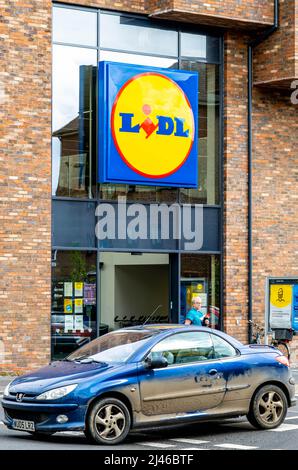 Epsom Surrey London, Großbritannien, April 12 2022, Lidl Supermarket High Street Food Retailer Stockfoto