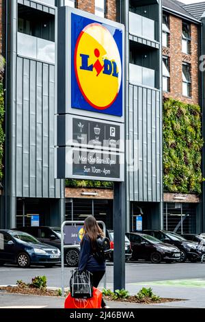 Epsom Surrey London, Großbritannien, April 12 2022, Lidl Supermarket High Street Food Retailer Stockfoto