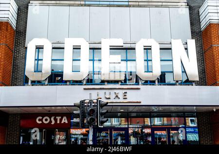 Epsom Surrey London UK April 12 2022, Odeon Cinema Entertainment Complex Sign and Logo Stockfoto