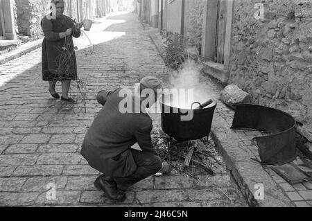 - Sizilien, traditionelle Ricotta-Käseherstellung in Prizzi (Palermo) April 1980 - Sicilia, Produzione tradizionale dela Ricotta a Prizzi (Palermo), April 1980 Stockfoto