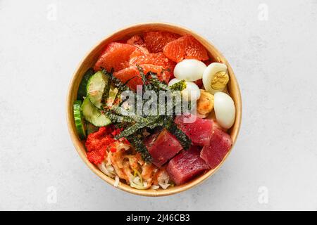 Thunfisch-Schälchen-Salat in Papierverpackung zum Mitnehmen oder zur Lebensmittelzustellung auf weißem Hintergrund. Draufsicht. Gesunde Ernährung Stockfoto