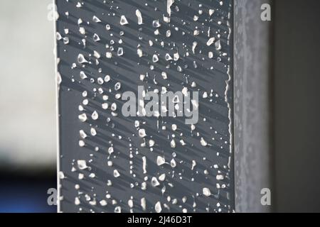 Hängendes Wasser tropft in Sonnenlicht Stockfoto