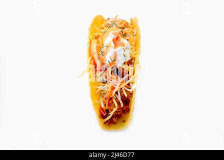 Hausgemachter Taco, isoliert auf weißem Hintergrund Stockfoto