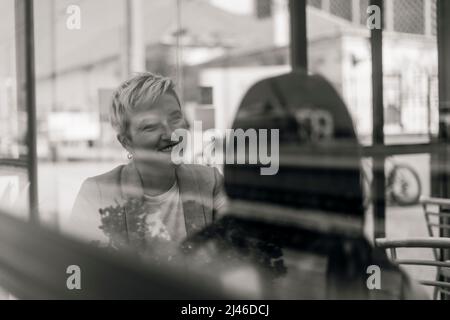 Zwei Freundinnen trinken Kaffee und genießen Zeit im Café am Bahnhof Stockfoto