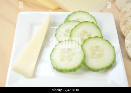 Burless Gurkenscheiben und Käse auf einem weißen Teller Stockfoto