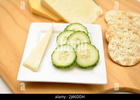 Burless Gurkenscheiben und Käse auf einem weißen Teller Stockfoto