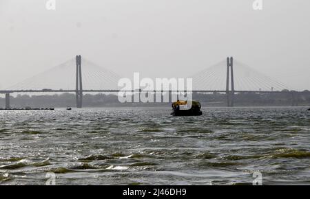 Indische Anhänger genießen Bootsfahrt im heiligen Fluss Ganges und Yamuna am Ufer des Sangam in Prayagraj, Indien. Stockfoto