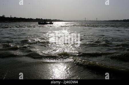 Indische Anhänger genießen Bootsfahrt im heiligen Fluss Ganges und Yamuna am Ufer des Sangam in Prayagraj, Indien. Stockfoto