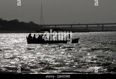 Indische Anhänger genießen Bootsfahrt im heiligen Fluss Ganges und Yamuna am Ufer des Sangam in Prayagraj, Indien. Stockfoto