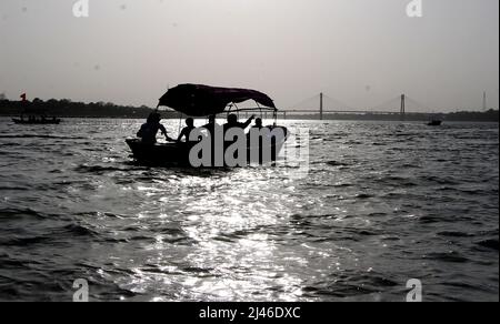 Indische Anhänger genießen Bootsfahrt im heiligen Fluss Ganges und Yamuna am Ufer des Sangam in Prayagraj, Indien. Stockfoto