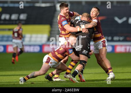 Huddersfield, England - 9.. April 2022 - Josh Griffin (4) von Hull FC wird von Luke Yates, Joe Greenwood und Danny Levi (9) von Huddersfield Giants angegangen. Rugby League Betfred Super Challenge Cup Quarter Finals Huddersfield Giants vs Hull FC im John Smith's Stadium, Huddersfield, UK Dean Williams Stockfoto