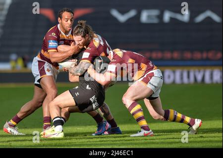 Huddersfield, England - 9.. April 2022 - Josh Griffin (4) von Hull FC in Angriff genommen von Leroy Cudjoe, Chris McQueen und Chris Hill (8) von Huddersfield Giants. Rugby League Betfred Super Challenge Cup Quarter Finals Huddersfield Giants vs Hull FC im John Smith's Stadium, Huddersfield, UK Dean Williams Stockfoto