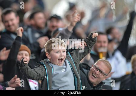 Huddersfield, England - 9.. April 2022 - Hull FC-Fan feiert. Rugby League Betfred Super Challenge Cup Quarter Finals Huddersfield Giants vs Hull FC im John Smith's Stadium, Huddersfield, UK Dean Williams Stockfoto