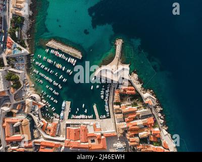 Luftaufnahme von oben nach unten der Hafen von Dubrovnik Stadt an der Adria mit Yachten und Booten in Dalmatien Region, Kroatien. Beliebtes Sommerziel Stockfoto
