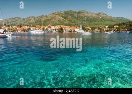 Schöne Aussicht auf Cavtat Stadt mit Yachten und Booten auf Adria, Dalmatien, Kroatien. Konzept für Sommerferien. Beliebtes Touristenresort in der Nähe von Dubrovn Stockfoto