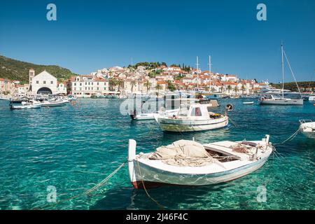 Hafen mit Booten in türkisfarbenem Wasser auf der Insel Hvar, Kroatien mit Altstadt im Hintergrund. Touristenresort. Urlaubsziel im Sommer Stockfoto