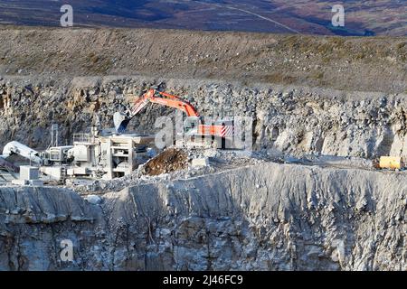 Ein Hitachi 470 Bagger, der im Coldstones Quarry auf dem Greenhow Hill auf 1400 Fuß über dem Meeresspiegel arbeitet, ist einer der höchsten Steinbrüche in Brita Stockfoto