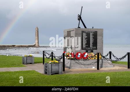 Regenbogen am Himmel über dem Chaine Memorial Tower in Larne. Im Vordergrund das Denkmal für die Opfer der MS Princess Victoria Fährkatastrophe. Stockfoto