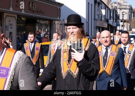 Jährliche Parade der Orange Order in Ballymena Co. Antrim zum St. Patrick's Day. Orangemen / Orange Lodge Mitglieder in der Church Street abgebildet Stockfoto