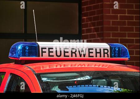 Berlin; Deutschland - 26. Juni; 2021: Blick auf das Dach eines Feuerwehrmotors mit blauen Lichtern. Stockfoto