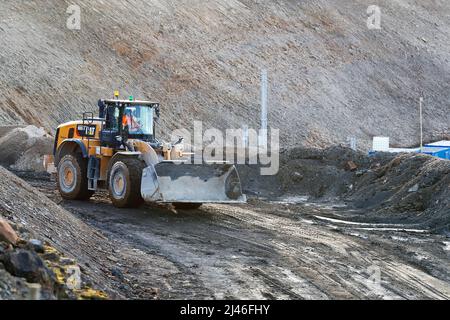 Ein Caterpillar 980-Radlader, der im Coldstones Quarry auf dem Greenhow Hill auf 1400 Fuß über dem Meeresspiegel arbeitet, ist einer der höchsten Steinbrüche überhaupt Stockfoto
