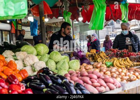 Haifa, Israel. 12. April 2022. Frischer Markt im Hadar-Viertel von Haifa in Israel (Foto: Lev Radin/Pacific Press) Quelle: Pacific Press Media Production Corp./Alamy Live News Stockfoto