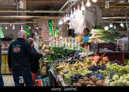 Haifa, Israel. 12. April 2022. Frischer Markt im Hadar-Viertel von Haifa in Israel (Foto: Lev Radin/Pacific Press) Quelle: Pacific Press Media Production Corp./Alamy Live News Stockfoto