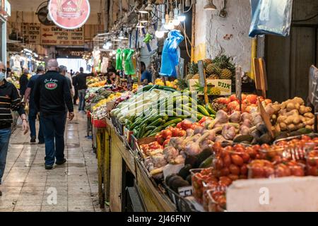 Haifa, Israel. 12. April 2022. Frischer Markt im Hadar-Viertel von Haifa in Israel (Foto: Lev Radin/Pacific Press) Quelle: Pacific Press Media Production Corp./Alamy Live News Stockfoto