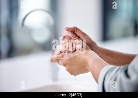 Schützen Sie sich selbst und andere. Aufnahme einer Frau, die sich die Hände im Waschbecken wusch. Stockfoto