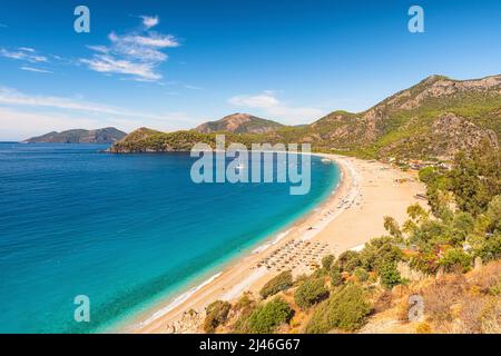 Schöne Aussicht auf den Strand von Oludeniz in der Region Mugla, Türkei. Sommerurlaub Reiseziel. Türkei Resort Stockfoto